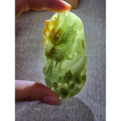 逸品軒～天然緬甸玉A貨-Z5841-灑金龍牌長76.4mm寬37.5mm厚11mm?特價1500元??佩戴翡翠龍牌，代表