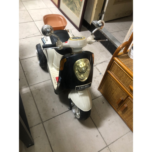 板橋 小孩機車 偉士牌造型 適合當裝潢擺設 電池似乎無法續電但往前行大燈卻能亮
