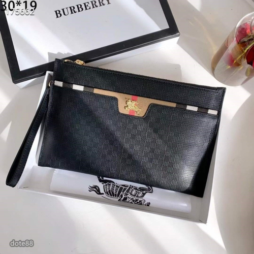 Burberry 巴寶莉頂級設計師打造休閒風格製作超順滑拉鍊、頂級油邊平滑、 超大容量空間設計多卡位+暗格拉鏈手拿包