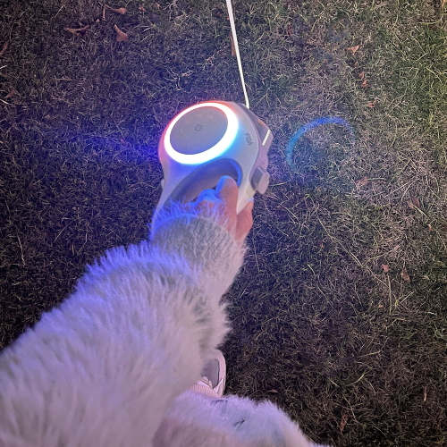 【FIDA】炫光寵物伸縮牽繩 夜間遛狗外出醒目好安心 LED燈 手電筒 充電式 5M反光寬長繩 防纏繞