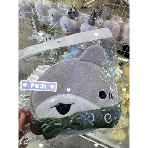 【富士??日本代購】全新正版現貨 郊遊小鯊魚 ? おでかけ子サメ 鯊魚 化妝包 收納袋 交換禮物 送禮