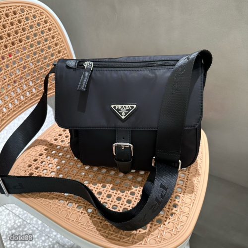 【Prada】普拉達男士翻蓋單肩包斜挎郵差包尼龍材質送男友禮物耐磨耐髒多功能簡便實用出門必備時尚百搭休閒逛街生日禮物