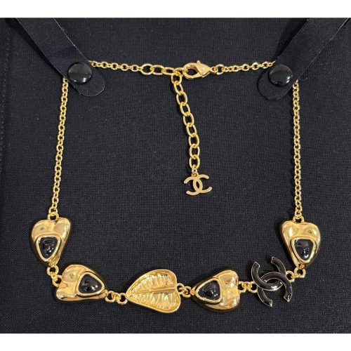 今日新品?項鍊choker ?????* 25A新款黑色琺瑯愛心雙C金色項鍊 靈感來源於國風元素睡蓮?