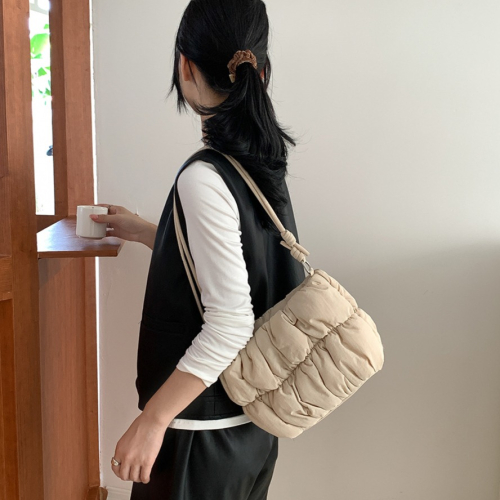 韓劇女主的感覺?韓國入秋新品??『U317』軟綿新款設計羽絨皺褶棉服包 百搭單肩包 雲朵包 斜跨包 方包