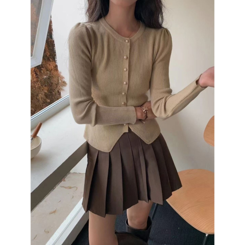 春。法式甜美氣質 修身收腰顯瘦 圓領短款單排扣下擺開叉泡泡袖長袖細針織毛衣上衣-Euphoria Store