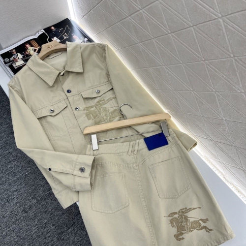 Burberry 牛仔套裝 長褲 短裙 牛仔裙 短裙，牛仔印花三件套，翻領鈕扣夾克搭配時尚直筒長褲，細膩騎士圖騰低調有質