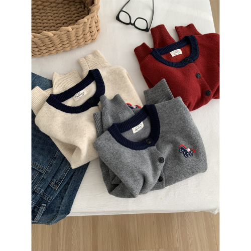 23065＂＂ 刺繡小馬溫柔復古撞色毛衣外套