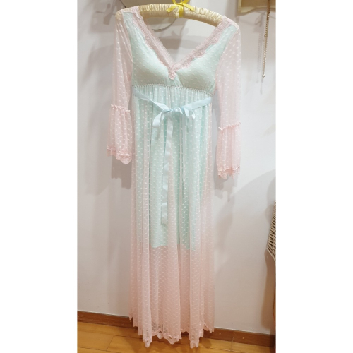 全新品 (附胸墊) 蕾絲網紗 甜美仙女 宮廷公主風 中長款 睡衣 V領 長袖 連身 睡裙 (胸部適合: A~C CUP)