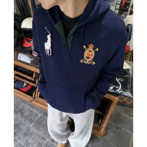 Ralph Lauren Big Pony FW26字母數字圖案刺繡20週年大馬標徽章連帽雙扣橄欖球式門襟套頭衛衣