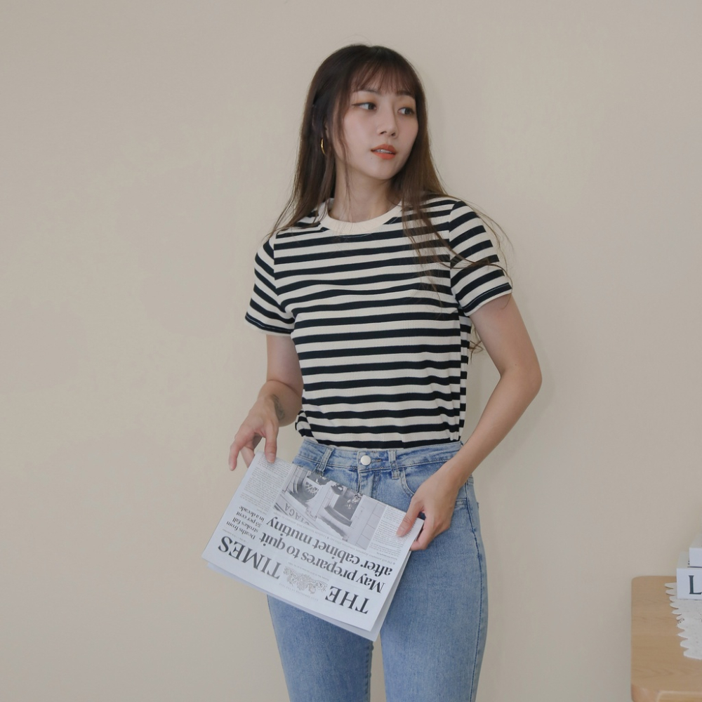 【Our Studio】圓領休閒粗條紋短袖上衣 可可色 深灰色 黑色(現貨)
