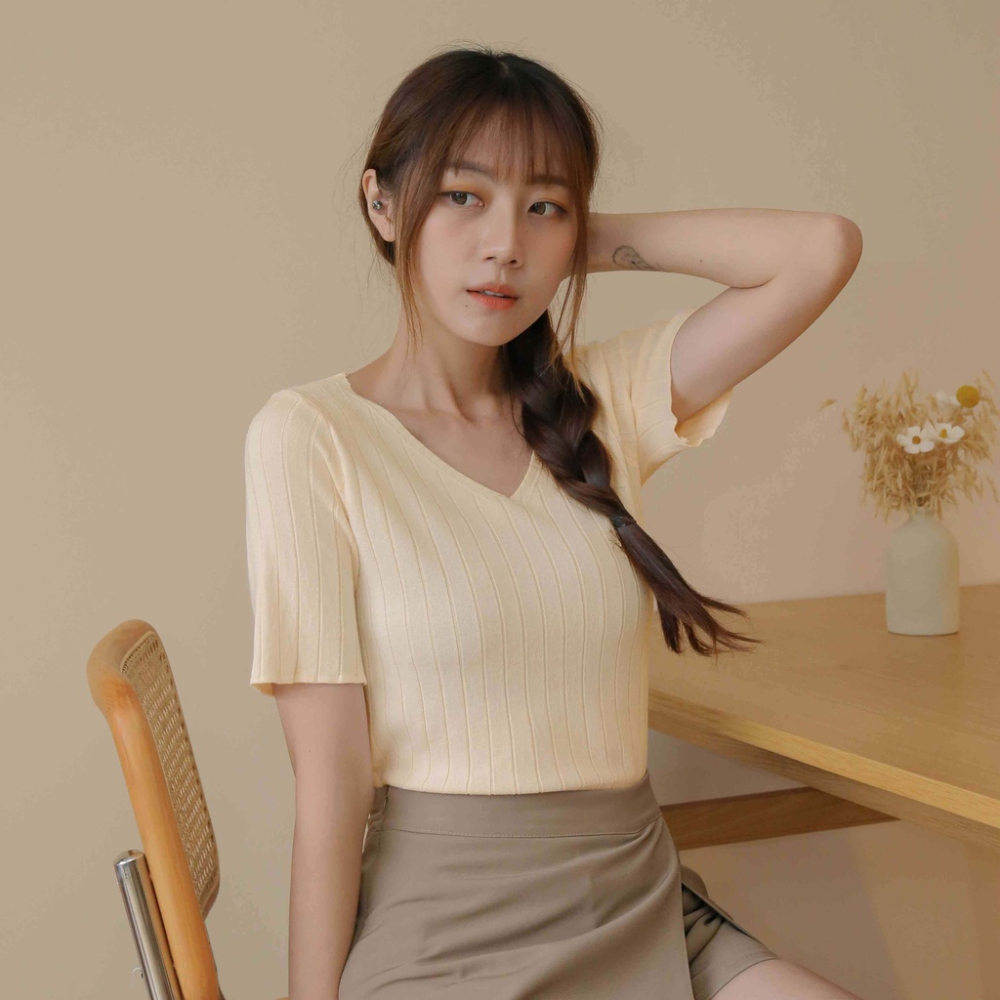 【Our Studio】V領粗條坑五分袖上衣 白色 杏色 淺綠色(現貨)
