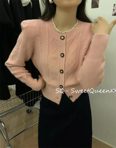 DearGod正韓女裝SQ長袖墊肩毛衣女冬季正韓氣質圓領溫柔風單排扣設計感針織短外套